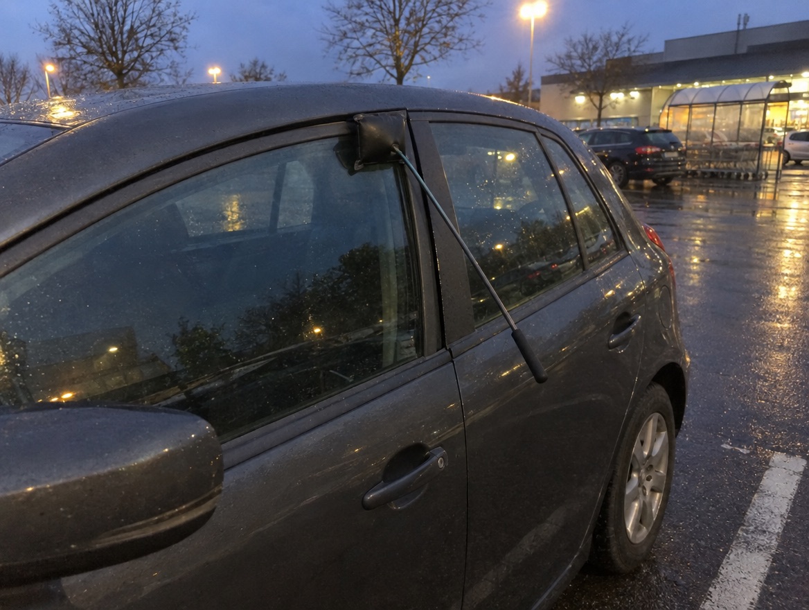 Auto auf einem Parkplatz am Abend