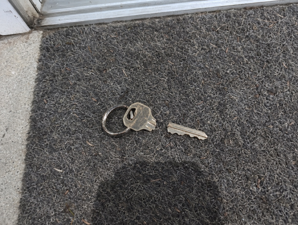 Abgebrochener Schlüssel auf der Fußmatte